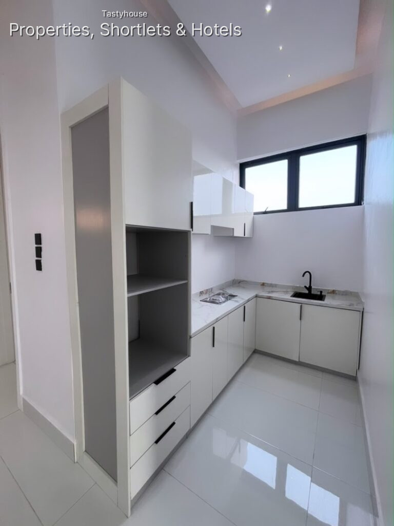 5 Bedrooms Fully Detached Duplex