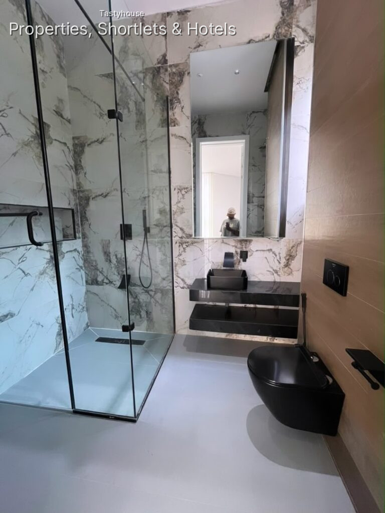 5 Bedrooms Fully Detached Duplex