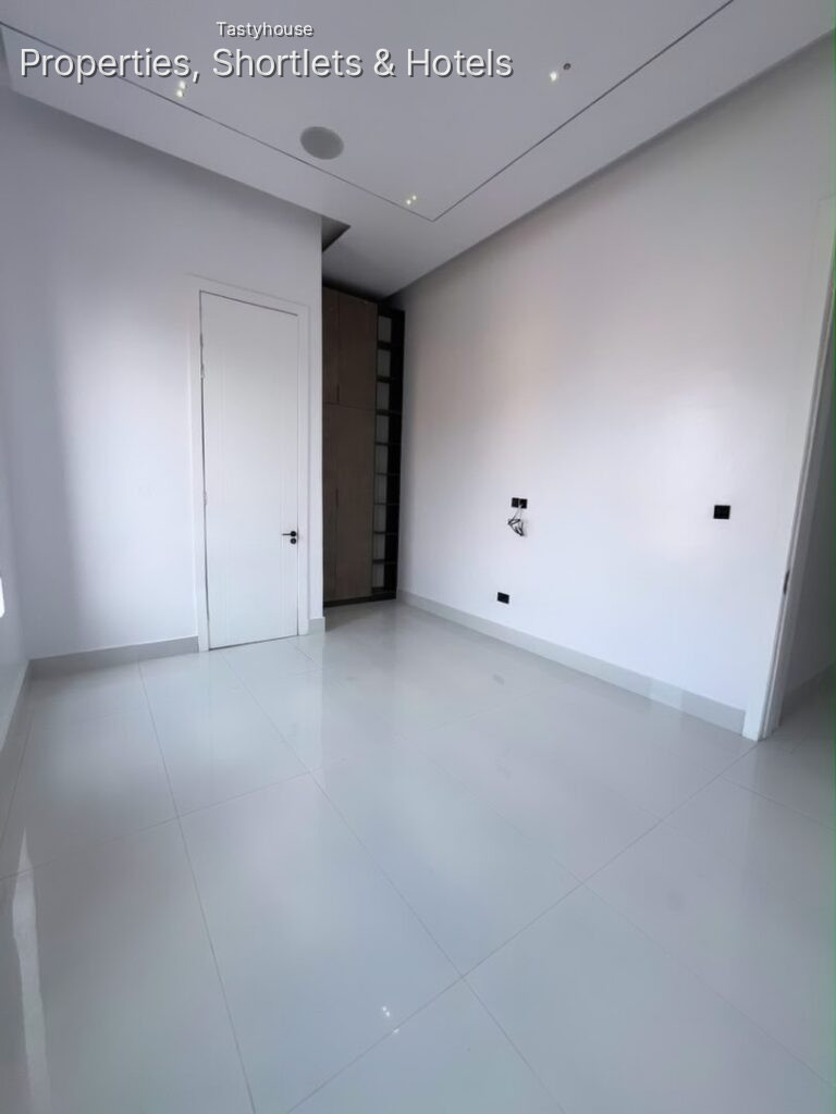 5 Bedrooms Fully Detached Duplex