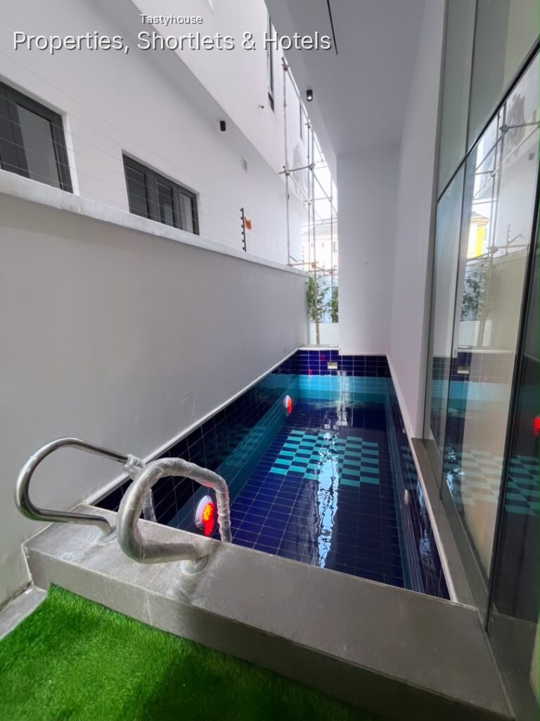 5 Bedrooms Fully Detached Duplex