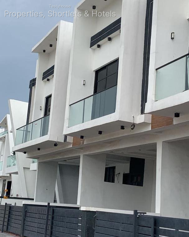 Self compound 3bed terrace with bq