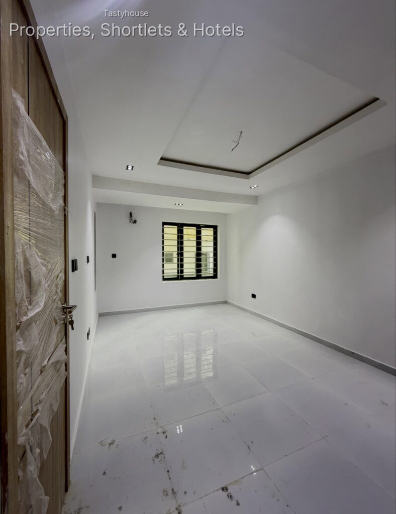 LUXURY 2-BEDROOM APARTMENT