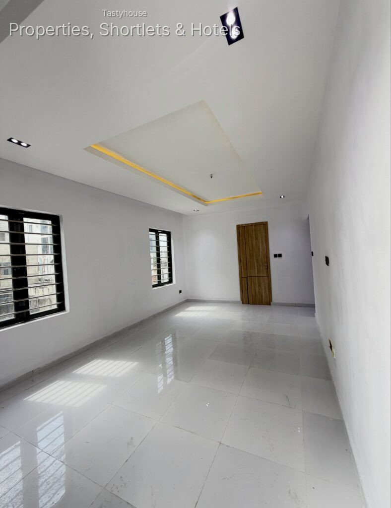 LUXURY 2-BEDROOM APARTMENT