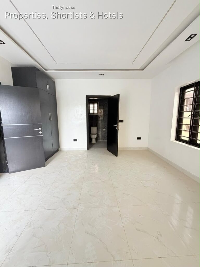 4-Bedroom Fully Detached Duplexwith BỌ