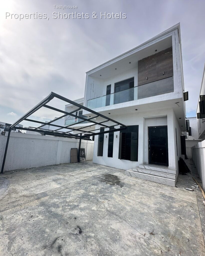 EXQUISITELY FINISHED 5 BEDROOM FULLY DETACHED DUPLEX WITH B0