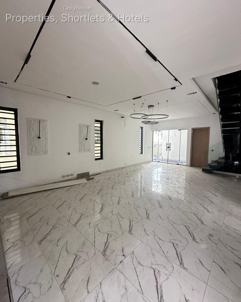 EXQUISITELY FINISHED 5 BEDROOM FULLY DETACHED DUPLEX WITH B0
