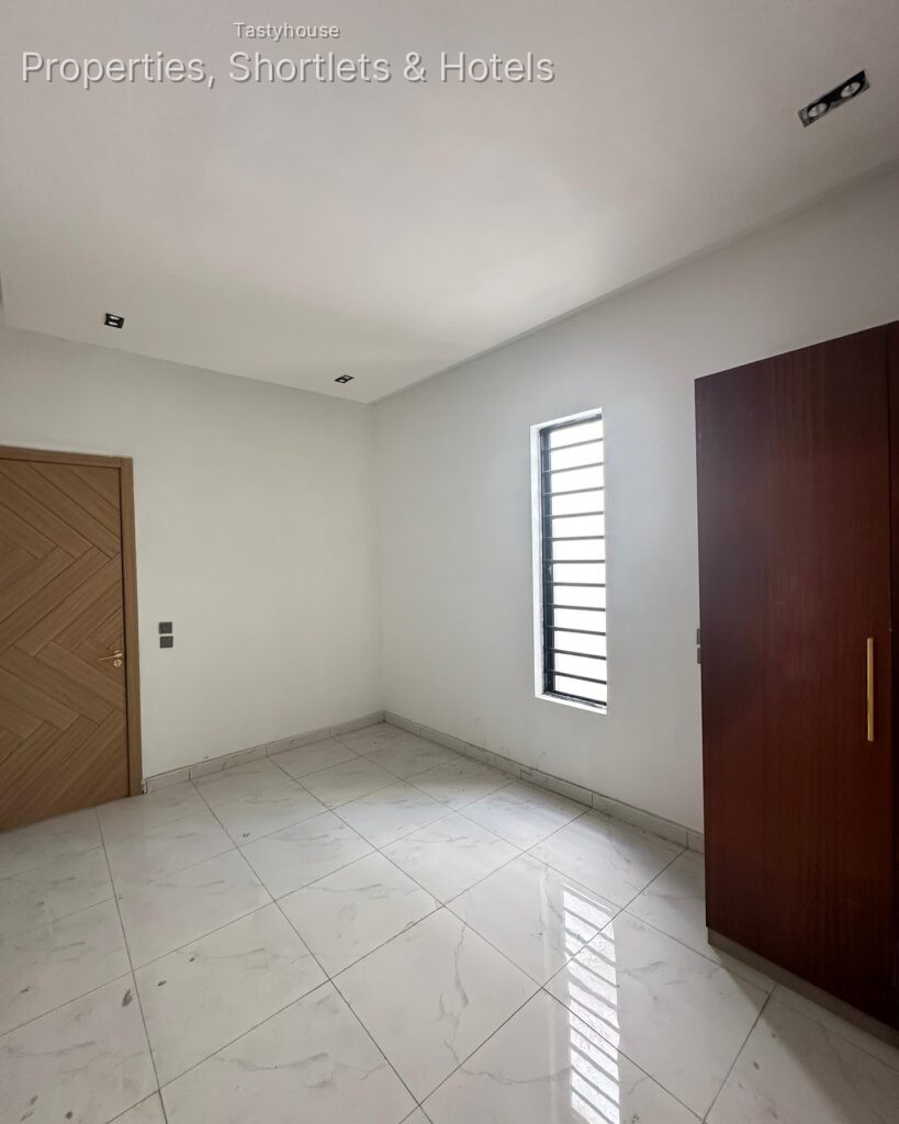 EXQUISITELY FINISHED 5 BEDROOM FULLY DETACHED DUPLEX WITH B0