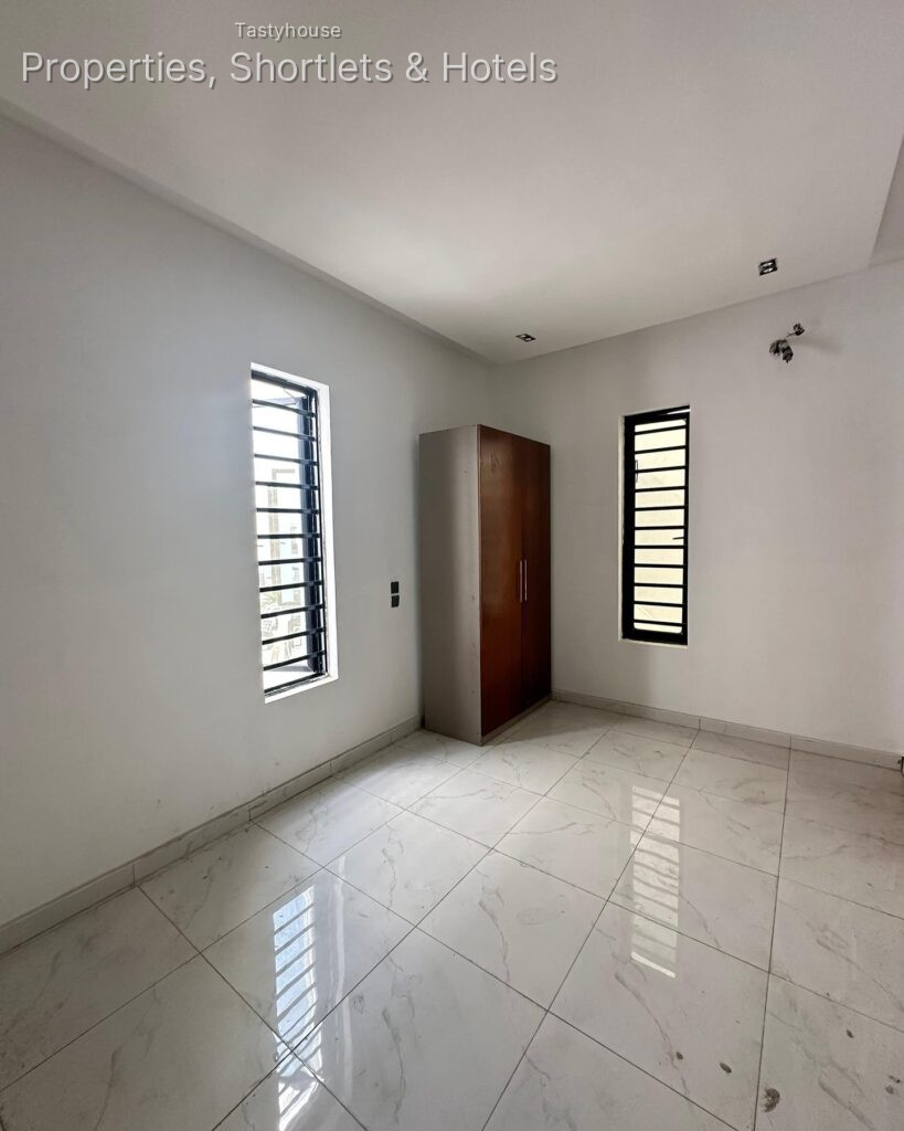 EXQUISITELY FINISHED 5 BEDROOM FULLY DETACHED DUPLEX WITH B0