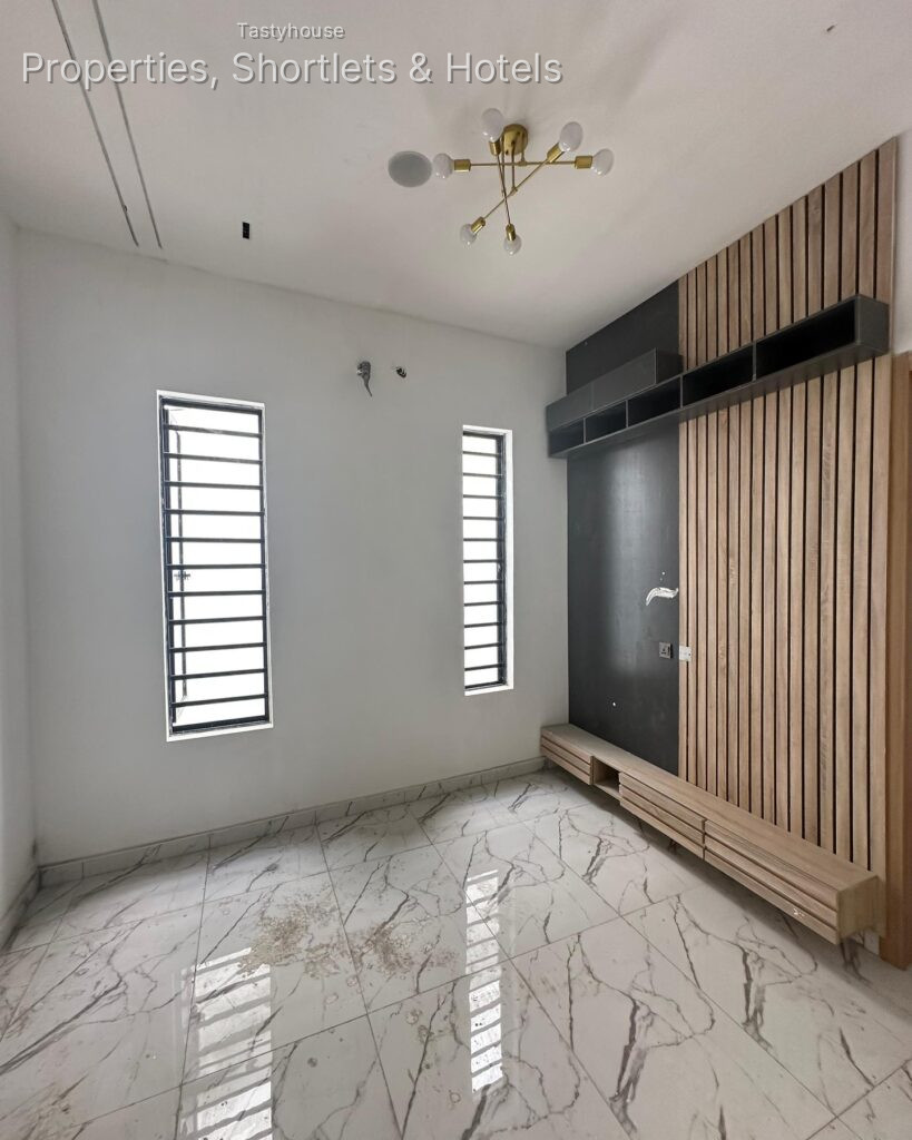 EXQUISITELY FINISHED 5 BEDROOM FULLY DETACHED DUPLEX WITH B0