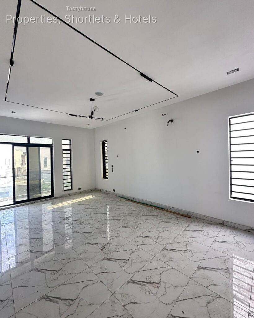EXQUISITELY FINISHED 5 BEDROOM FULLY DETACHED DUPLEX WITH B0