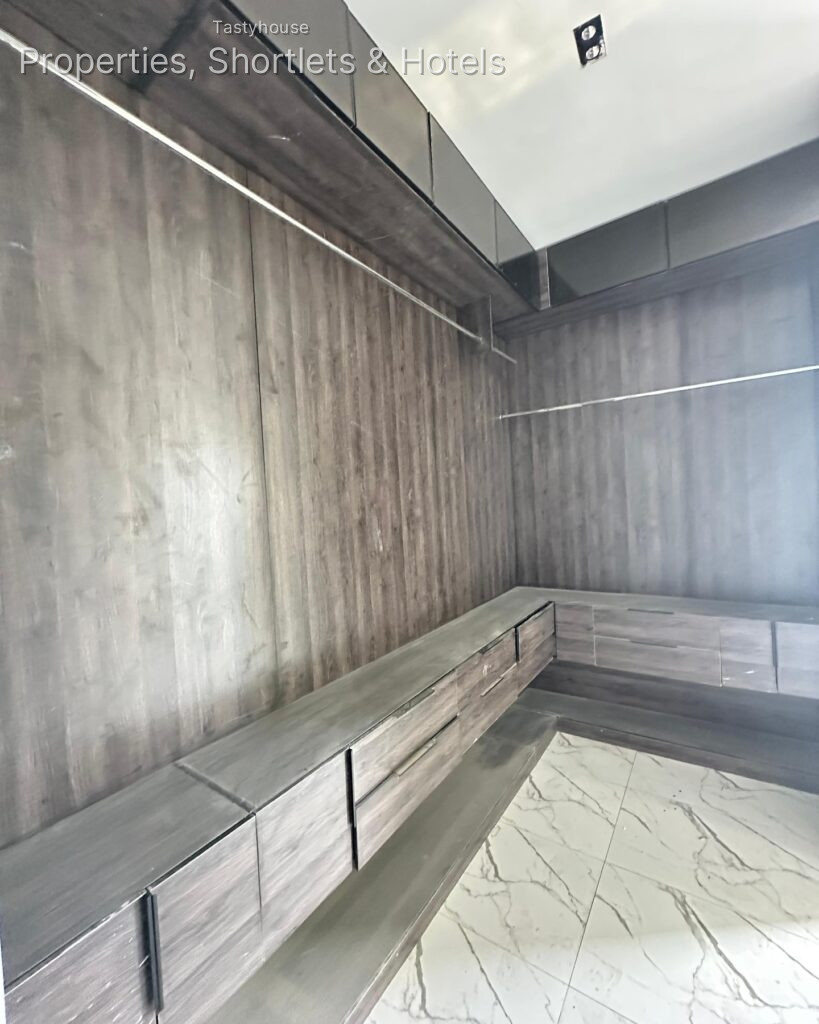EXQUISITELY FINISHED 5 BEDROOM FULLY DETACHED DUPLEX WITH B0