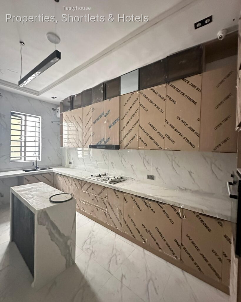 EXQUISITELY FINISHED 5 BEDROOM FULLY DETACHED DUPLEX WITH B0