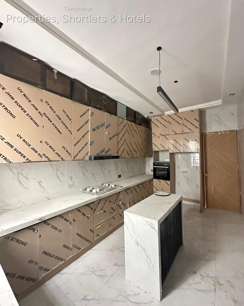 EXQUISITELY FINISHED 5 BEDROOM FULLY DETACHED DUPLEX WITH B0