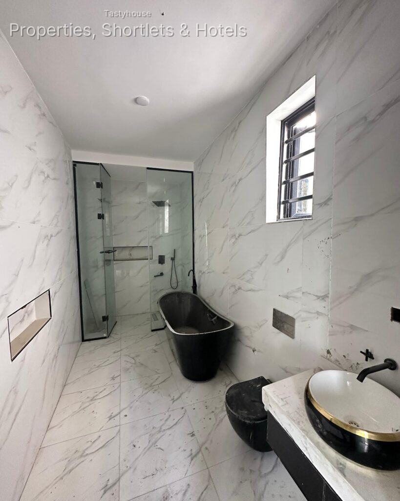 EXQUISITELY FINISHED 5 BEDROOM FULLY DETACHED DUPLEX WITH B0