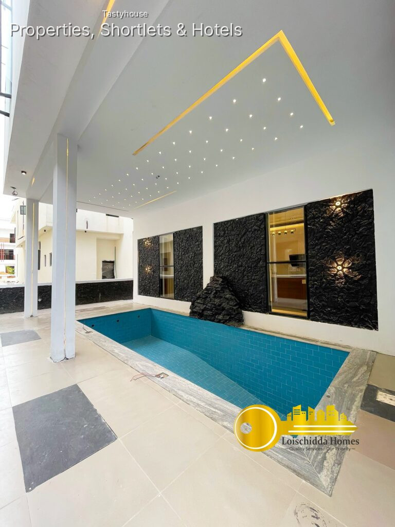 5 BEDROOM FULLY DETACHED DUPLEX