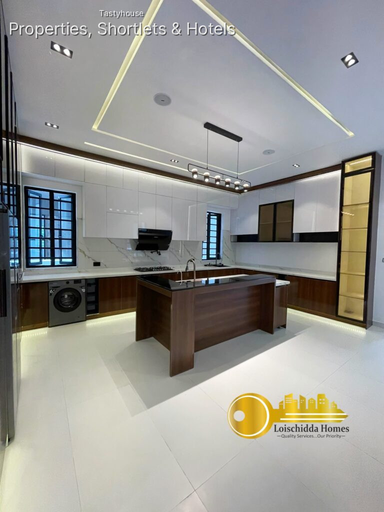5 BEDROOM FULLY DETACHED DUPLEX