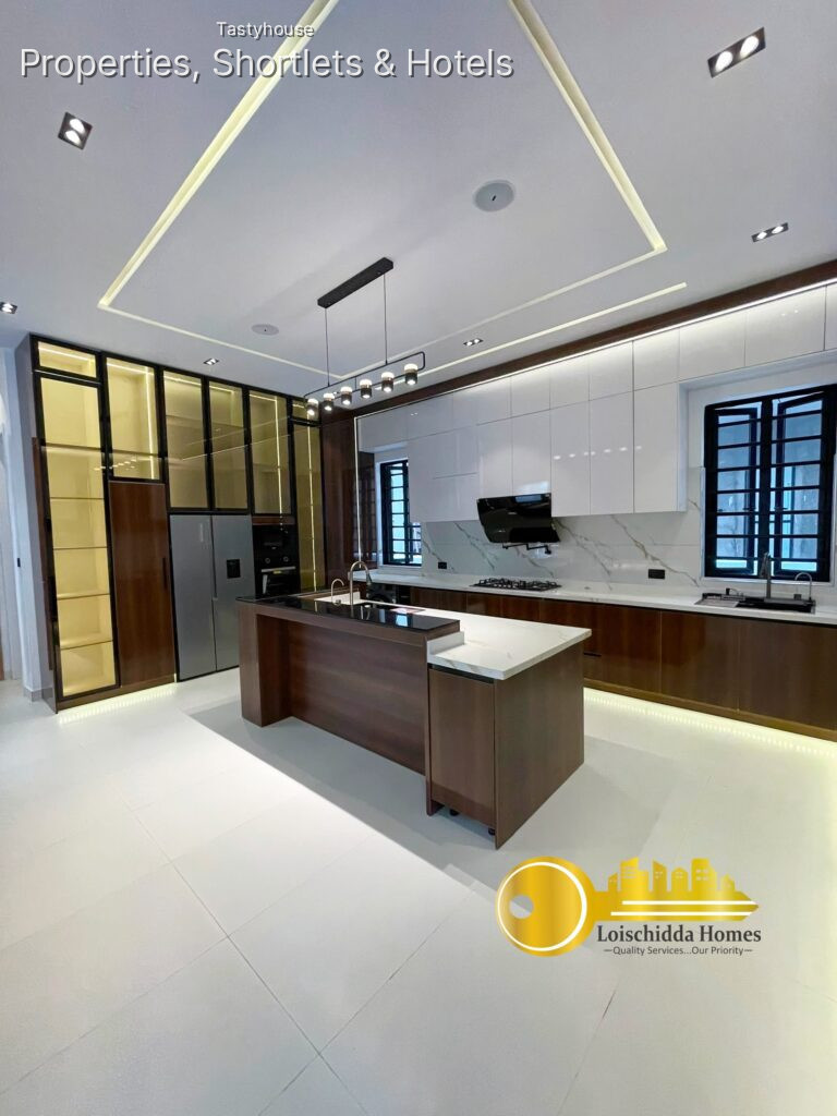 5 BEDROOM FULLY DETACHED DUPLEX