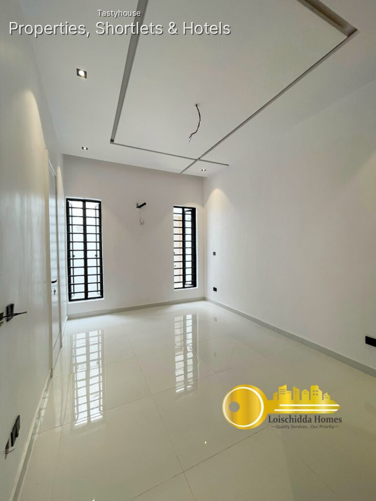5 BEDROOM FULLY DETACHED DUPLEX