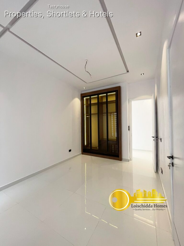 5 BEDROOM FULLY DETACHED DUPLEX