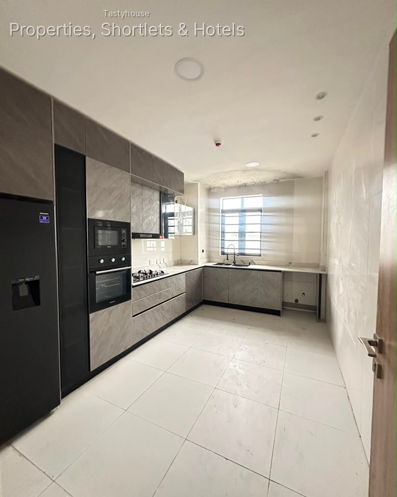 Exquisite Luxury Spacious 2 Bedroom Apartment with Swimming pool and Elevator