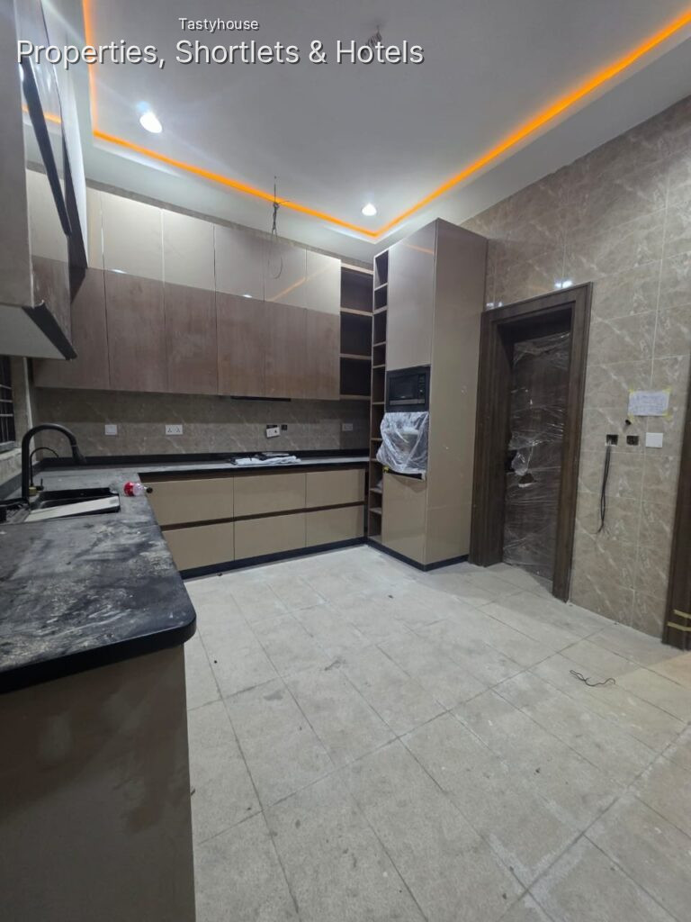 4 Bedroom Terrace Duplex With Bq