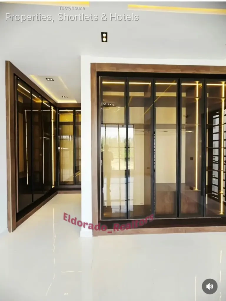 STUNNING 5-BEDROOM DETACHED DUPLEX + Bọ