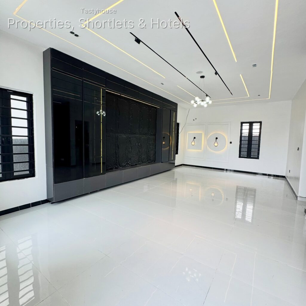4 BEDROOM FULLY DETACHED DUPLEX