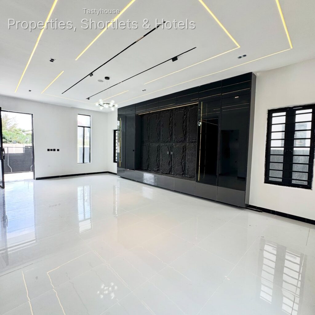 4 BEDROOM FULLY DETACHED DUPLEX
