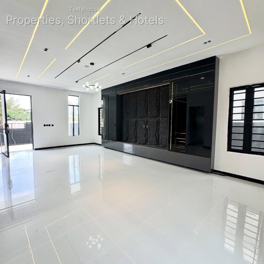 4 BEDROOM FULLY DETACHED DUPLEX