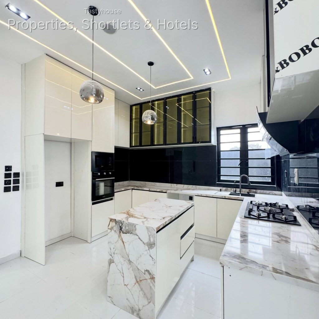 4 BEDROOM FULLY DETACHED DUPLEX