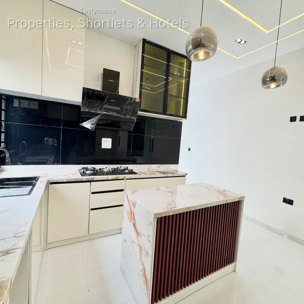 4 BEDROOM FULLY DETACHED DUPLEX