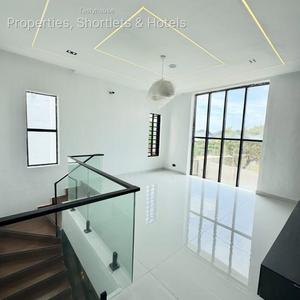 4 BEDROOM FULLY DETACHED DUPLEX