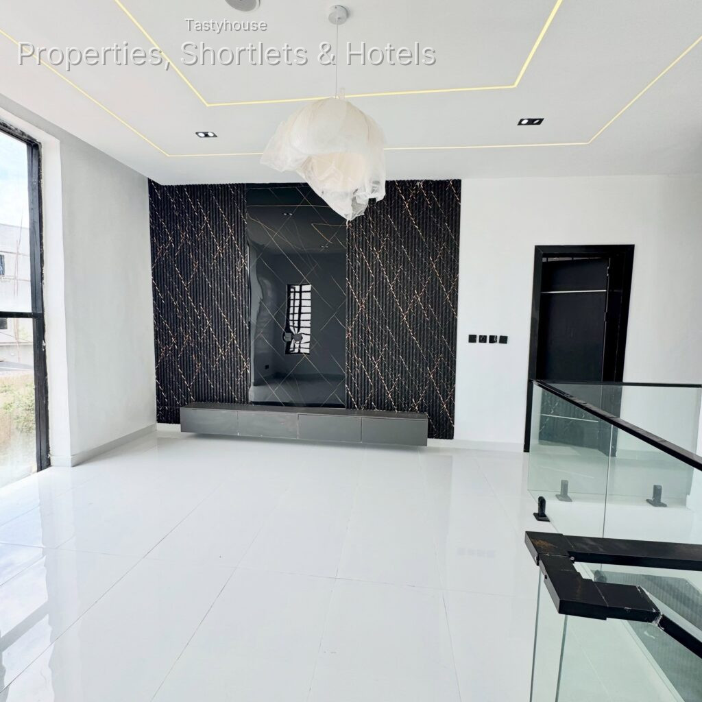 4 BEDROOM FULLY DETACHED DUPLEX