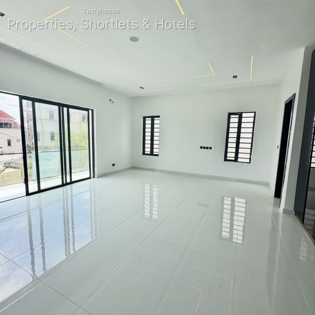 4 BEDROOM FULLY DETACHED DUPLEX