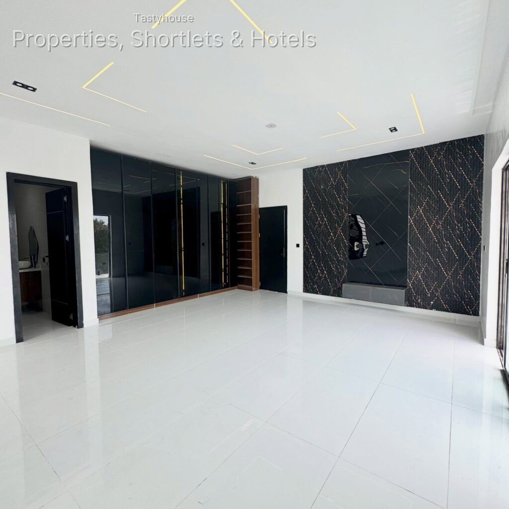 4 BEDROOM FULLY DETACHED DUPLEX