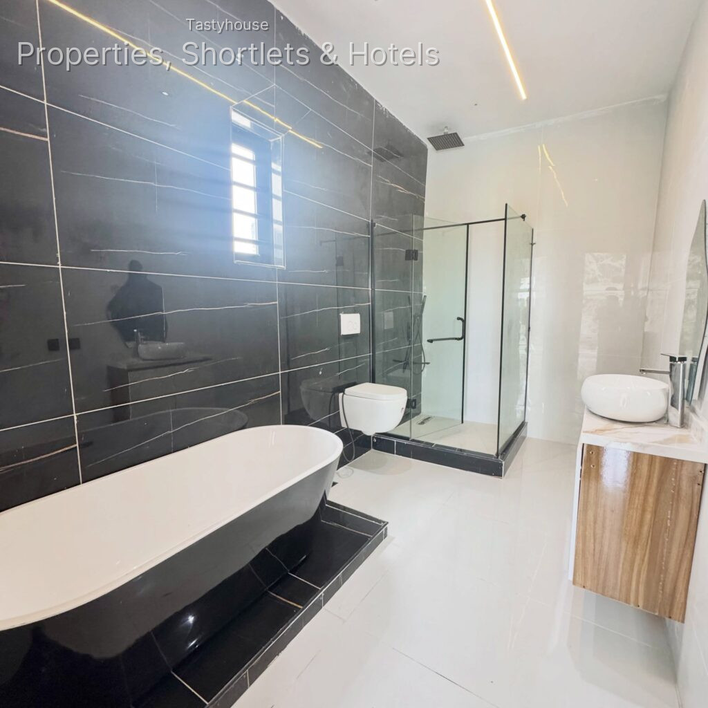 4 BEDROOM FULLY DETACHED DUPLEX