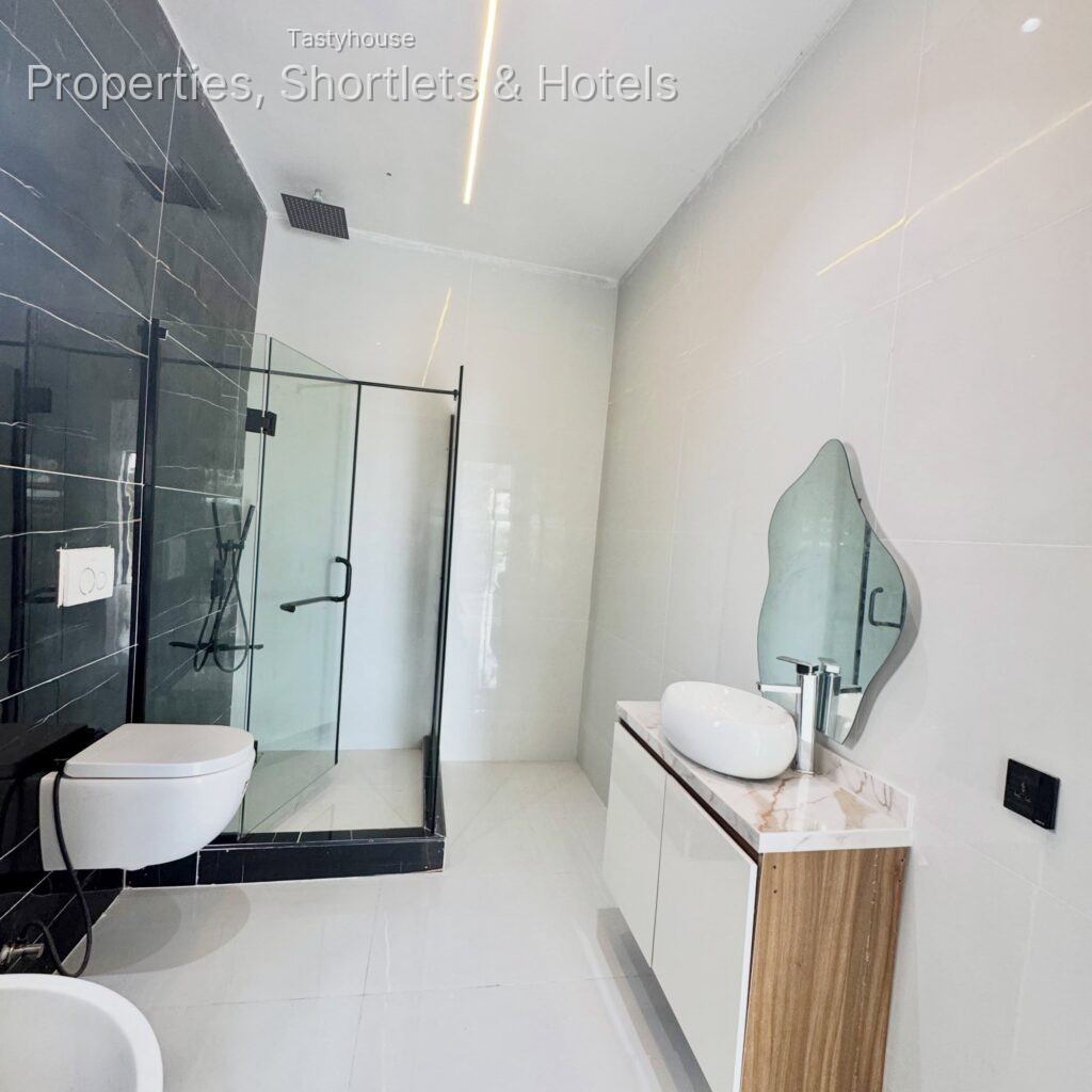 4 BEDROOM FULLY DETACHED DUPLEX