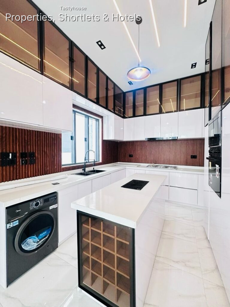 Exquisitely built 5 BEDROOM DETACHED DUPLEX