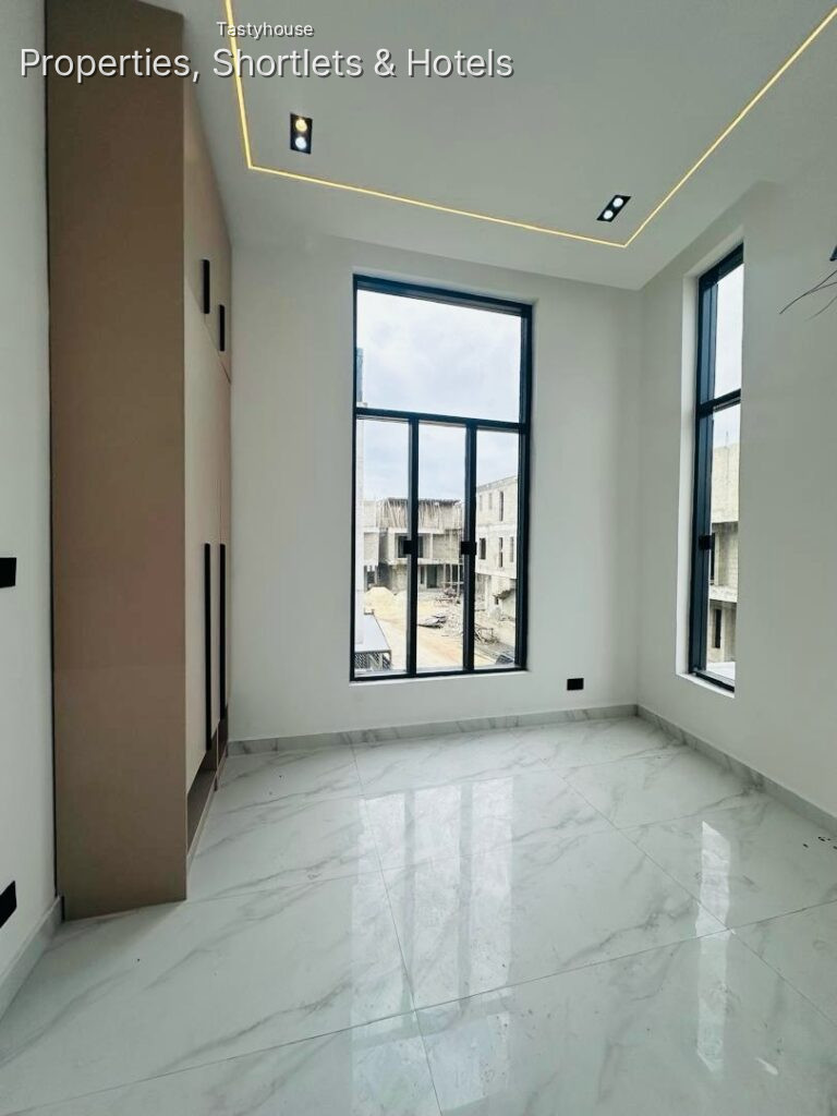 Exquisitely built 5 BEDROOM DETACHED DUPLEX