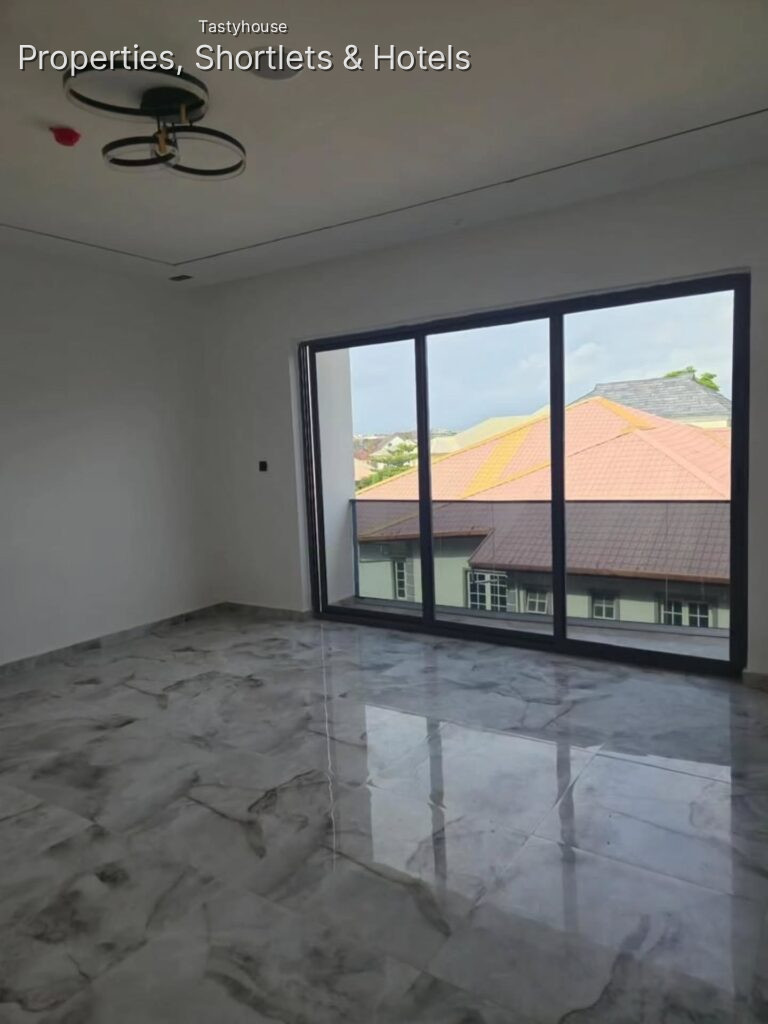 4-BEDROOM TERRACE DUPLEX WITH A BỌ