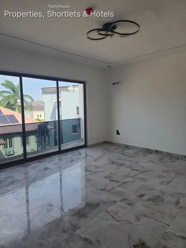 4-BEDROOM TERRACE DUPLEX WITH A BỌ