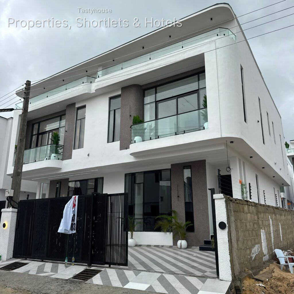 4 BEDROOMSEMI-DETACHED DUPLEX WITH BỌ