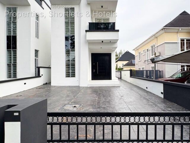 Spacious 5 Bedroom Fully Detached Duplex