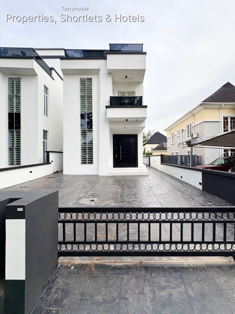 Spacious 5 Bedroom Fully Detached Duplex