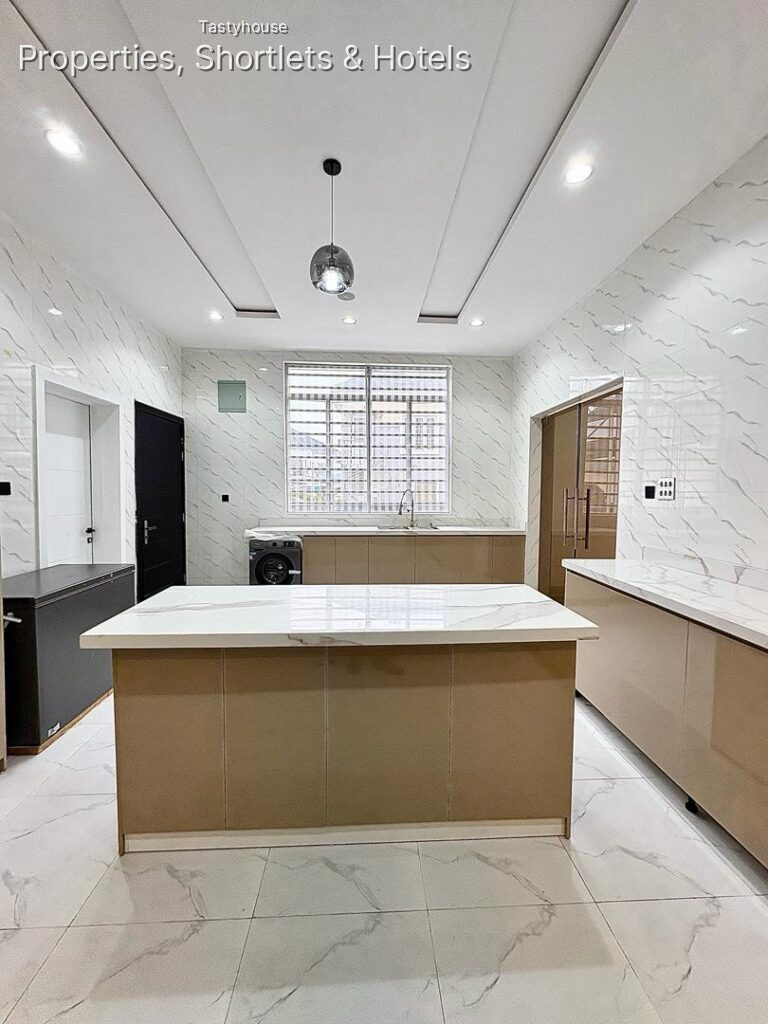 Spacious 5 Bedroom Fully Detached Duplex