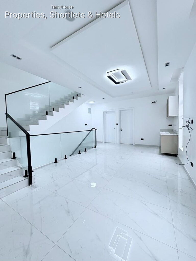 Spacious 5 Bedroom Fully Detached Duplex