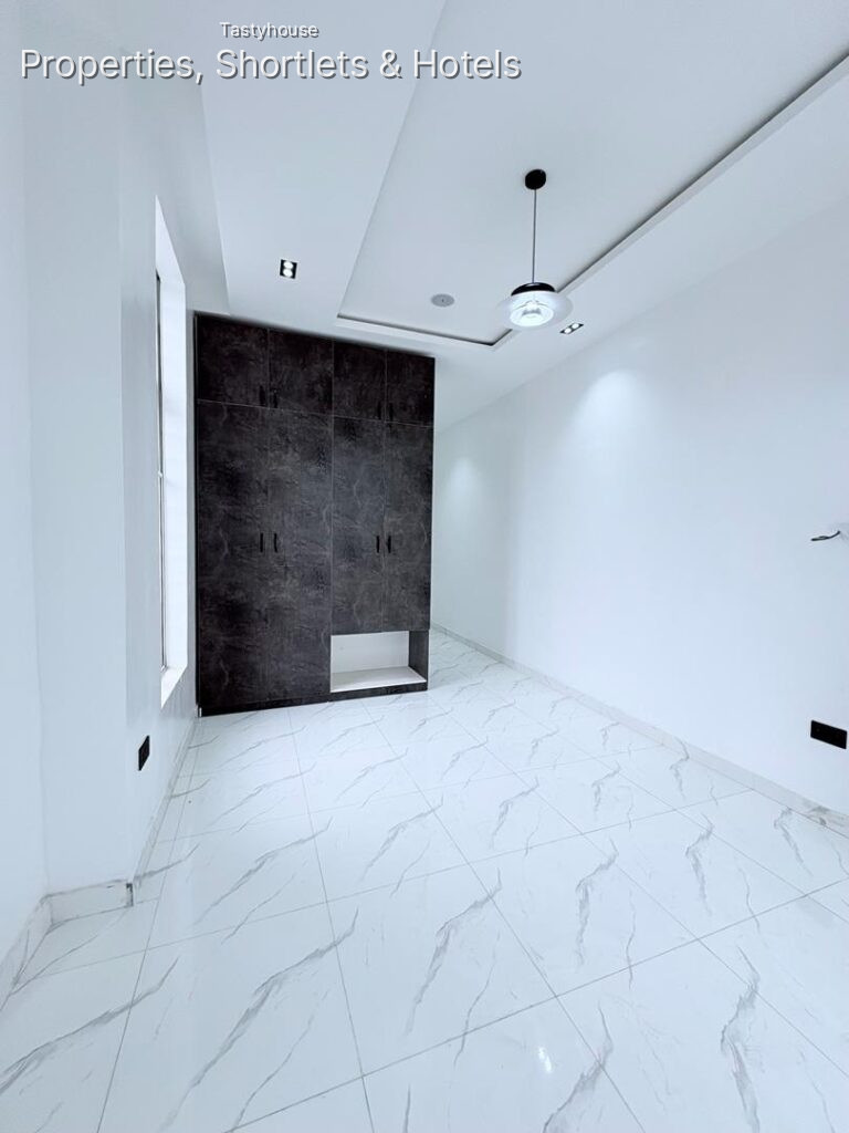 Spacious 5 Bedroom Fully Detached Duplex