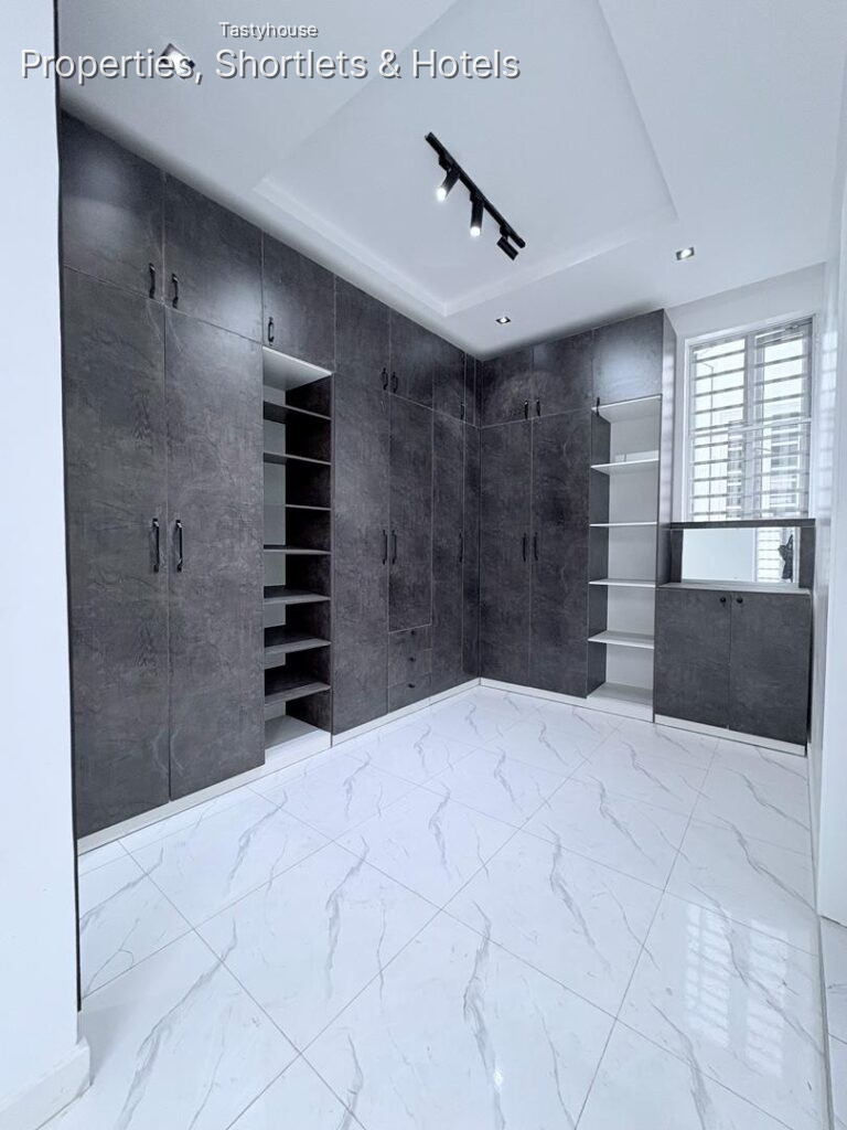 Spacious 5 Bedroom Fully Detached Duplex