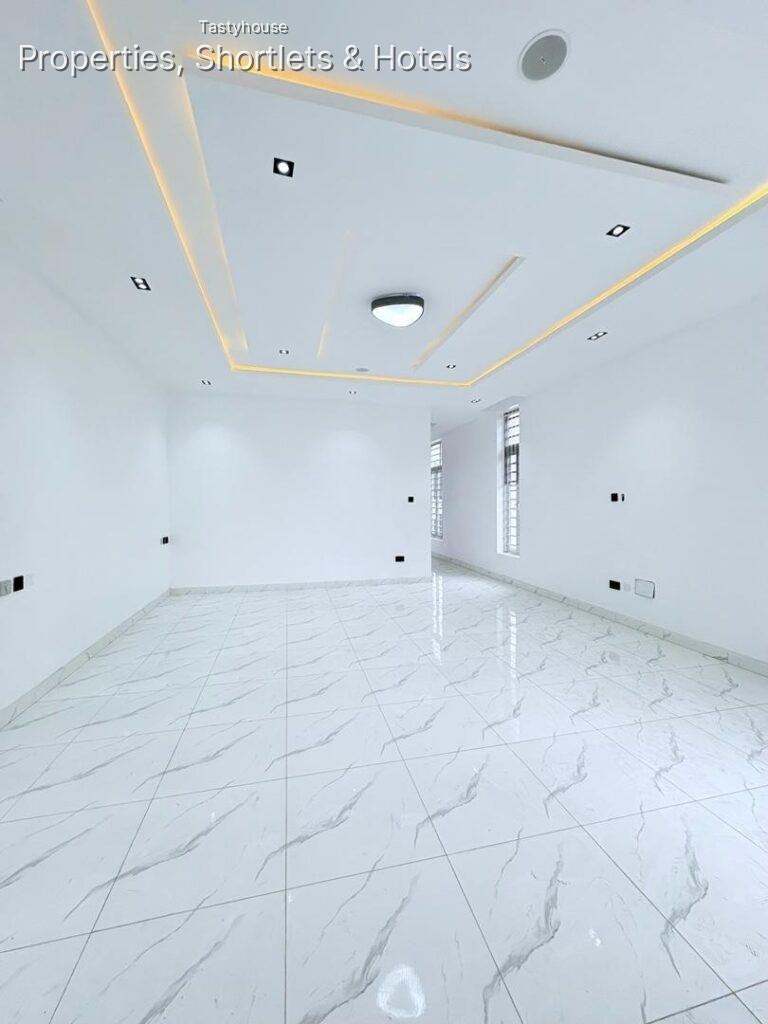 Spacious 5 Bedroom Fully Detached Duplex