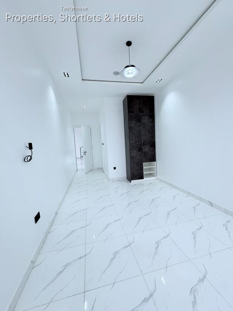 Spacious 5 Bedroom Fully Detached Duplex